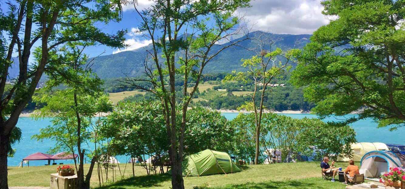 emplacement camping bord du lac de sautet en isere